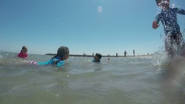 Jongen spuiten en springen in de kustgebieden golven - Video