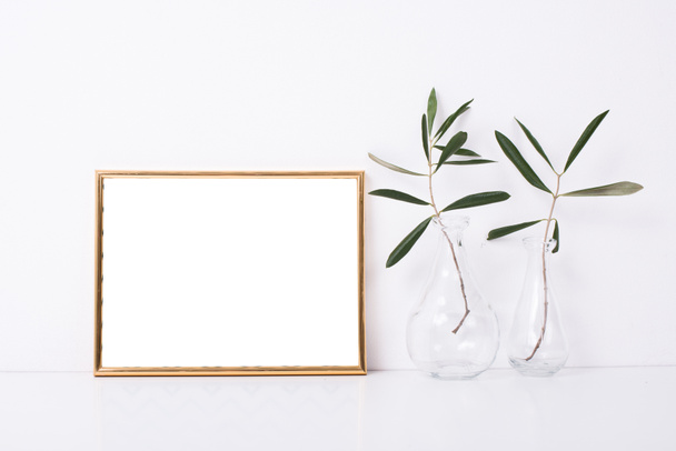Gouden frame mock-up op witte muur - Foto, afbeelding