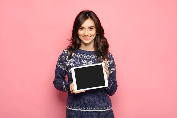 Casual young woman showing a black tablet screen - Foto, Bild