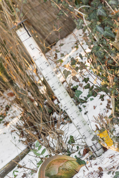 Olbrzymie termometr poza w ogrodzie w dniu zima śnieg - Zdjęcie, obraz