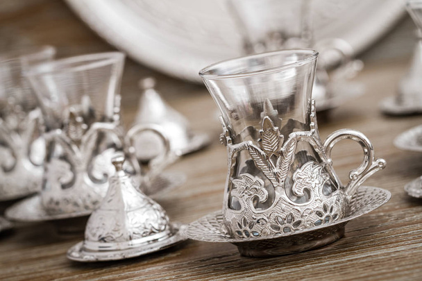 Tazza di caffè tradizionale argento Set in un vassoio su sfondo di legno
 - Foto, immagini
