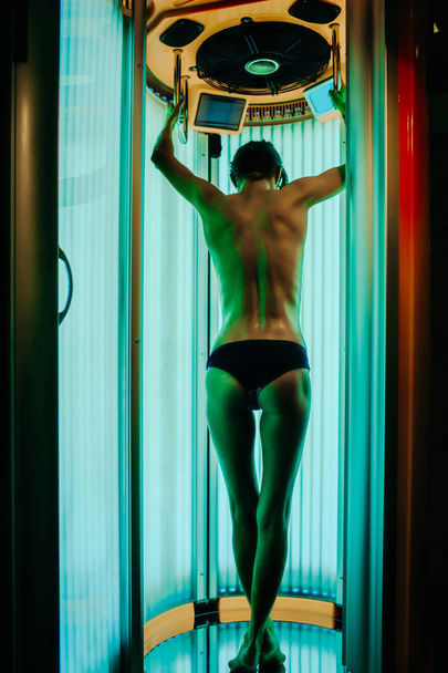 pretty woman with sexy body in solarium - Fotografie, Obrázek