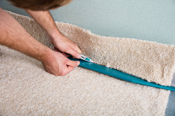 Craftsman Cutting Carpet - Φωτογραφία, εικόνα