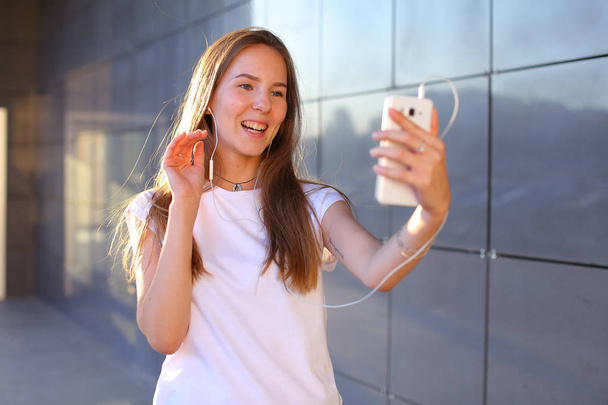 Mooie jonge vrouwelijke meisje student bedrijf telefoon, glimlachen, Golf - Foto, afbeelding