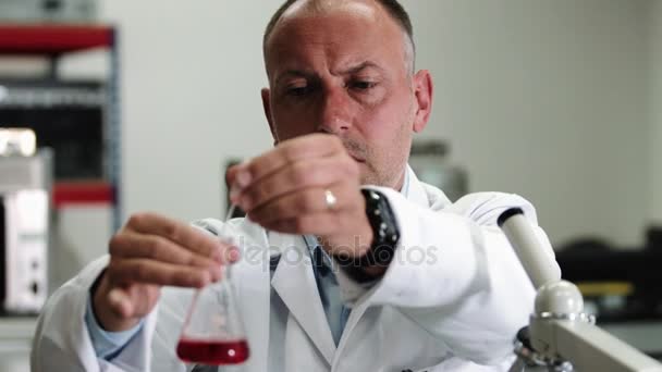 Scientist working in laboratory - Кадры, видео