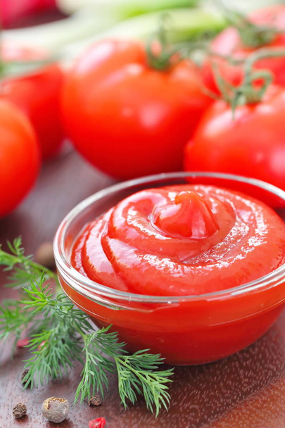 ketchup sauce tomate avec assaisonnements dans un bol en verre
 - Photo, image
