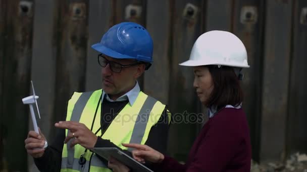 Ingenieros trabajando en un proyecto de turbina eólica
 - Imágenes, Vídeo