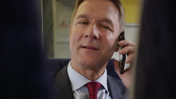 Businessman talking on phone - Záběry, video