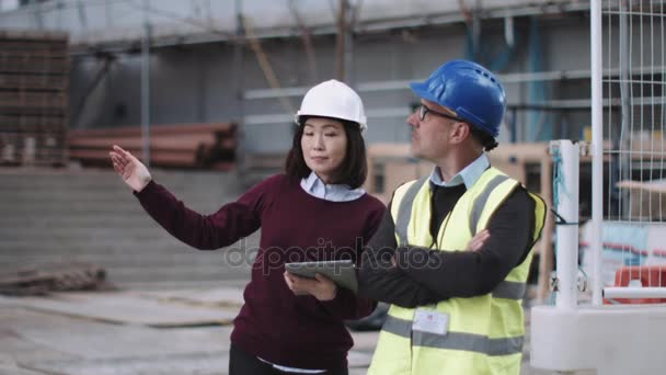 Trabajadores de la construcción mirando el proyecto
 - Metraje, vídeo