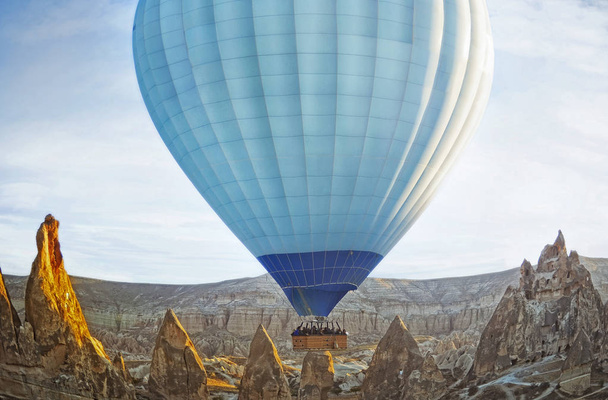 Palloncino colorato che sorvola la valle della Cappadocia
 - Foto, immagini