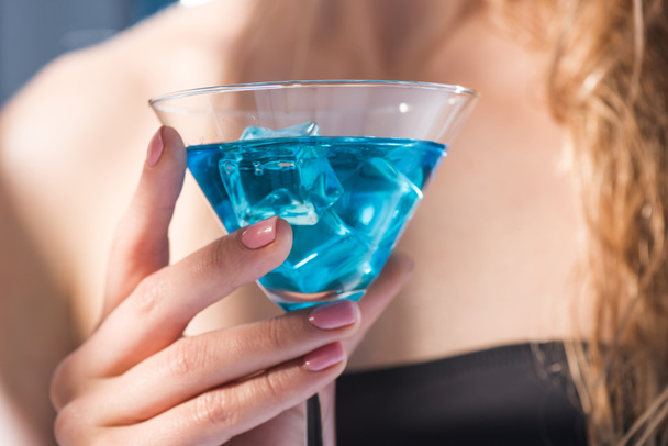 Donna con cocktail drink
 - Foto, immagini