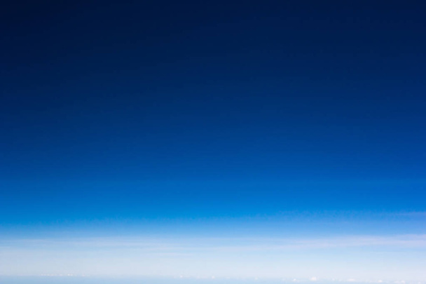 μπλε ουρανό πάνω από το σύννεφο αέρα προβολή φόντου μόνο - Φωτογραφία, εικόνα