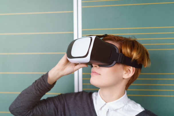 female student wearing VR headset - Foto, Imagen
