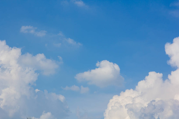modrá obloha nad vrstvu mraků - Fotografie, Obrázek