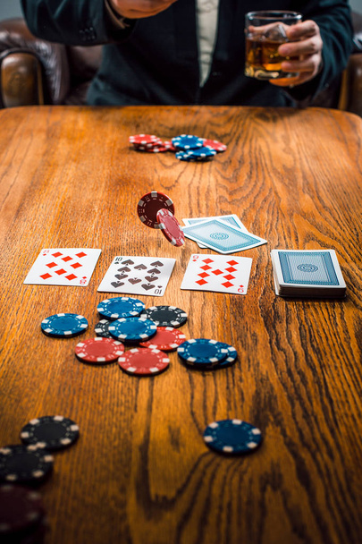 The chips for gamblings, drink and playing cards - Фото, зображення