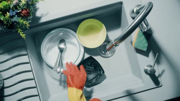 πλύσιμο των πιάτων στην κουζίνα που είναι εξοπλισμένη με πλυντήριο μέσα - Πλάνα, βίντεο