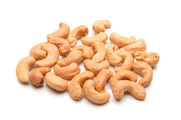 cashewpähkinät kasa valkoisella pohjalla - Valokuva, kuva