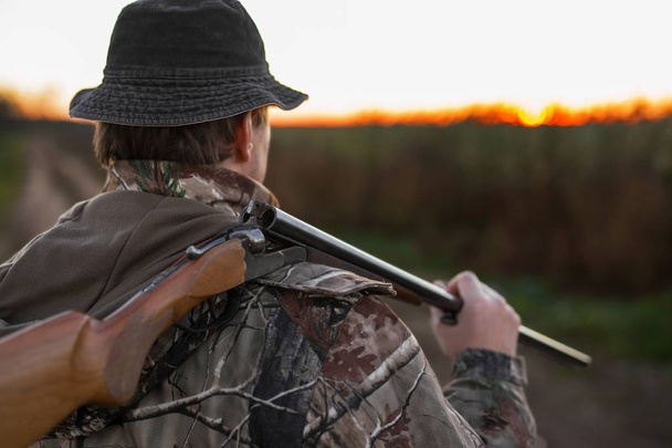 Hunter s puškou přes rameno - Fotografie, Obrázek