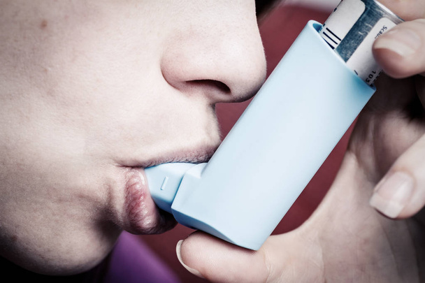 Жінка вдихає астму спреї
  - Фото, зображення