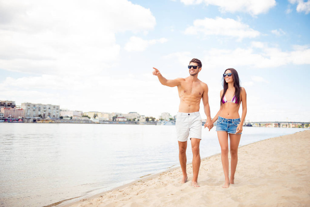 glückliches attraktives Paar am schönen sonnigen Strand - Foto, Bild