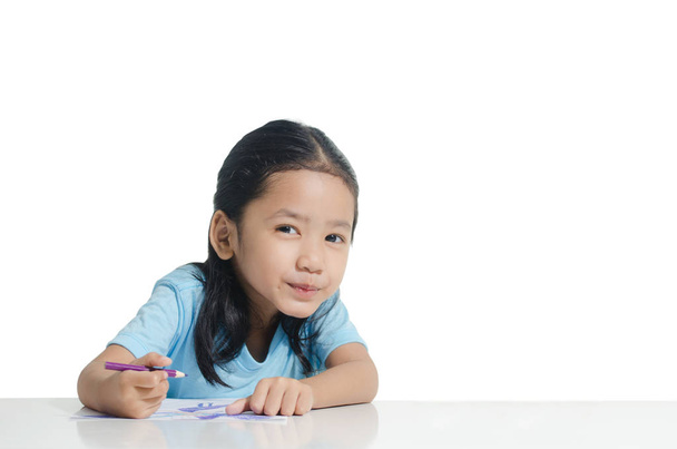 Portret van smile Aziatische meisje tekenen met potlood geïsoleerd - Foto, afbeelding