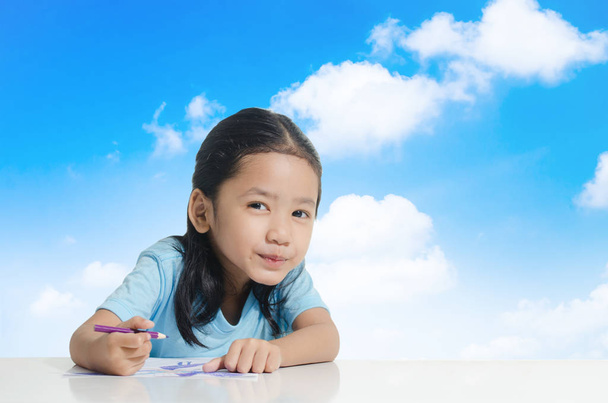 Portret uśmiech Asian dziewczynka rysowanie ołówkiem na białym tle - Zdjęcie, obraz
