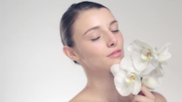 βίντεο από μια όμορφη νεαρή κοπέλα με ένα λουλούδι - Πλάνα, βίντεο