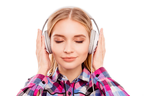 Mulher bonita com fone de ouvido ouvindo a música com pl
 - Foto, Imagem