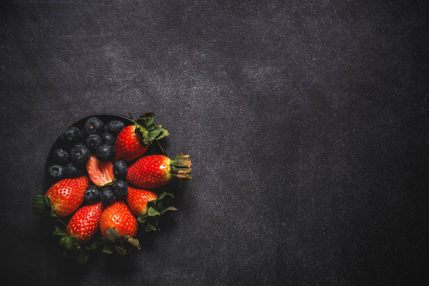 Mix of strawberries and blueberries - Zdjęcie, obraz