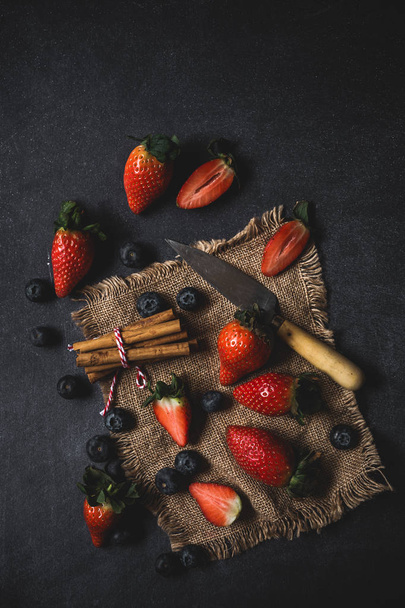 Mix of strawberries and blueberries - Zdjęcie, obraz
