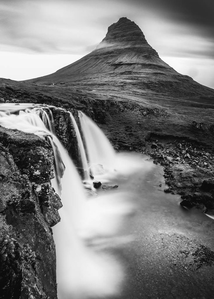 Kirkjufell wodospad, west Iceland - Zdjęcie, obraz
