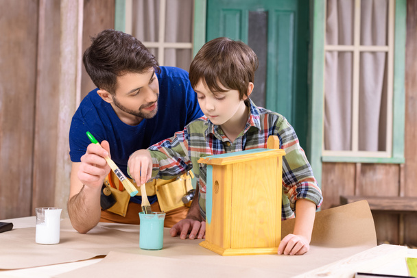 Pai e filho fazendo birdhouse
 - Foto, Imagem