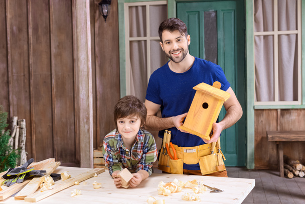Πατέρας και γιος κάνοντας birdhouses  - Φωτογραφία, εικόνα