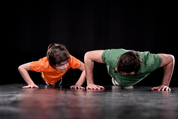 man and boy training together - Foto, afbeelding