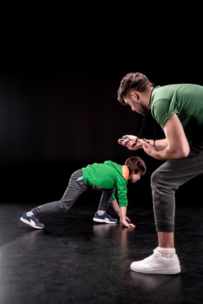 hombre y niño entrenando juntos
 - Foto, Imagen