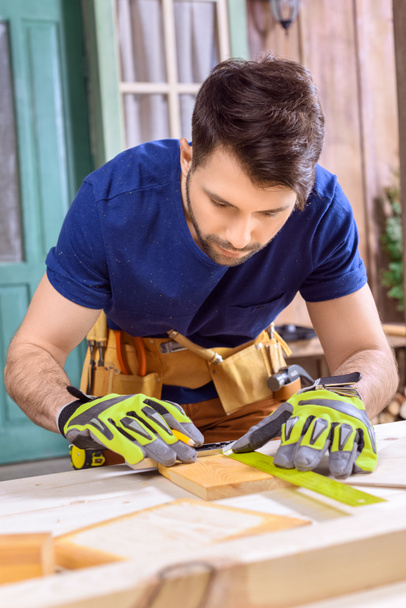 carpintero trabajando con tablón de madera
 - Foto, imagen