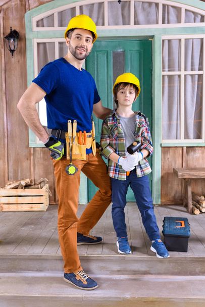 padre e hijo con herramientas de construcción
 - Foto, Imagen
