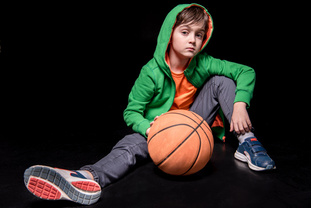 niño con pelota de baloncesto
 - Foto, Imagen