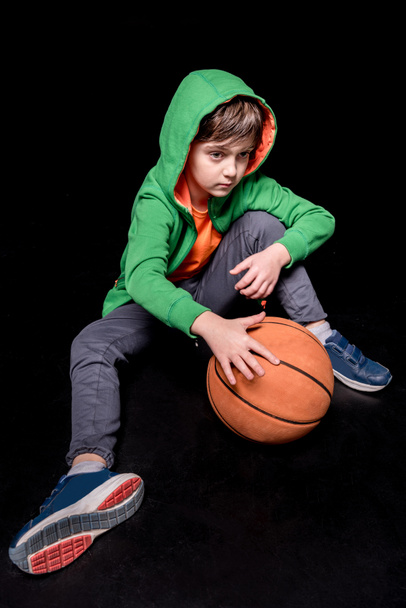 boy with basketball ball - Foto, afbeelding