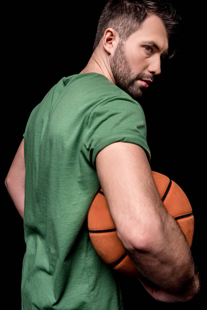 Hombre con pelota de baloncesto
 - Foto, imagen