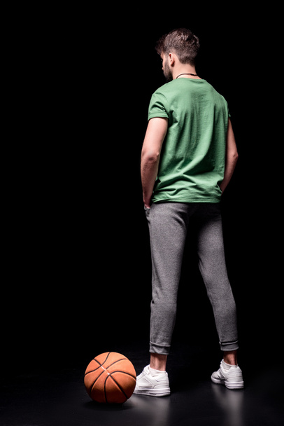 Hombre con pelota de baloncesto
 - Foto, imagen