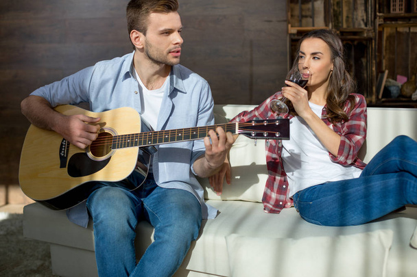 Happy young couple with guitar - Photo, Image
