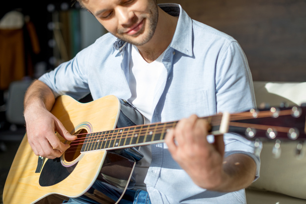 Young man playing guitar - Valokuva, kuva