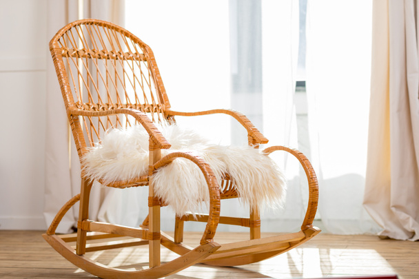 sallanan sandalye ile yünlü halı - Fotoğraf, Görsel