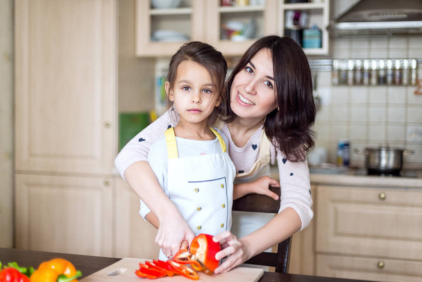 Cuisine mère et fille
 - Photo, image