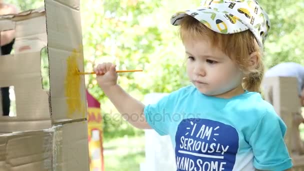 Fırçaları ile boyama nasıl gitti? Anaokulu Çocuk Bakımı boya ile oynayan bebek. Çocuk birçok renk ve fırçaları ile boyama. Bebekler ve çocuklar için eğlenceli okul aktiviteleri. - Video, Çekim