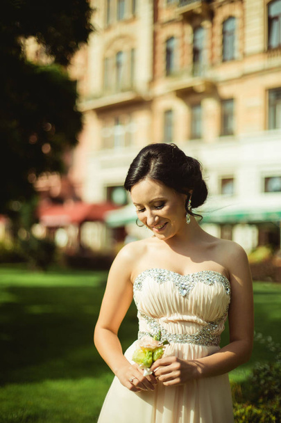 Young bride with bouquet - Фото, изображение