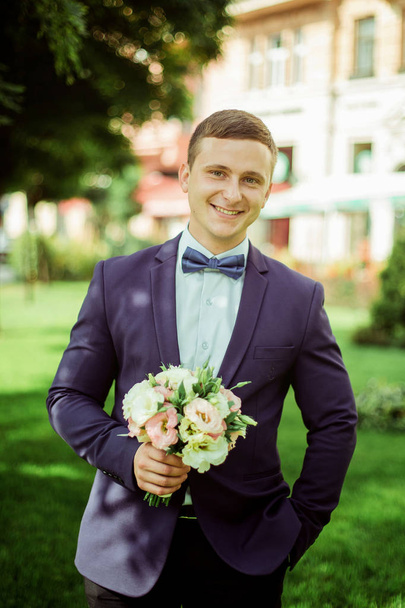 Elegant groom in suit - Φωτογραφία, εικόνα