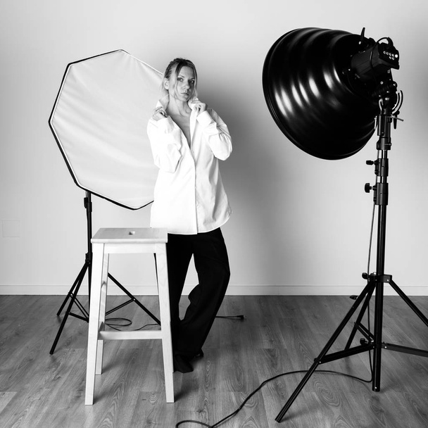 Beleza mulher loira posando em estúdio
 - Foto, Imagem