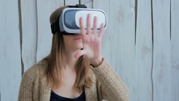 Giovane donna utilizzando occhiali di realtà virtuale - Filmati, video